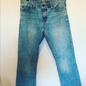 Mossimo // Light/Medium wash // 34 x 30 // Jeans